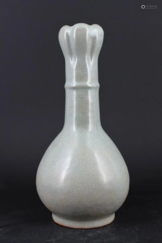 Chinese Song Porcelain Crackle Vase