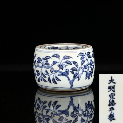 A blue and white flower and bird's pattern pot made