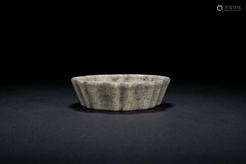 Ge Kiln Flower Plate From Song Dynasty