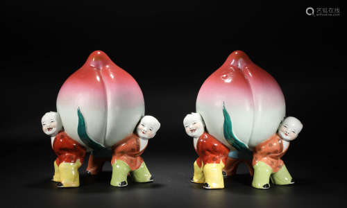 Famille rose peach-shaped ornaments in Qing dynasty