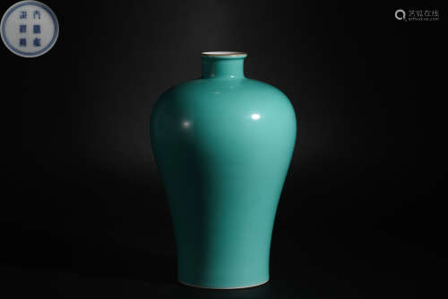 Green Glazed Plum Vase in Qing Dynasty
