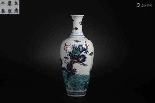 blue and white dragon pattern vase in Qing Dynasty