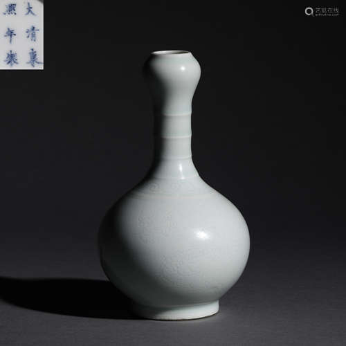 Celadon Dragon-patterned Garlic Vase in Qing Dynasty