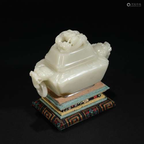 Hetian jade beast head smoker in Qing Dynasty