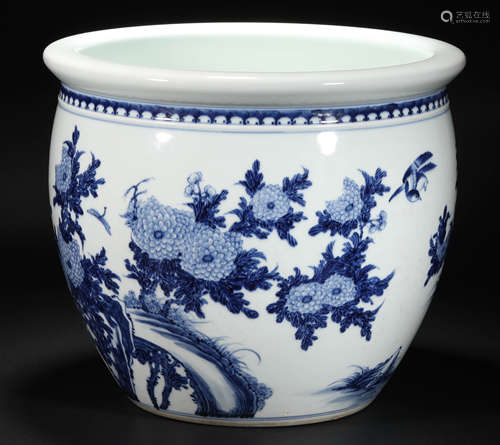 A large pot of blue and white flowers in the Qing Dynasty