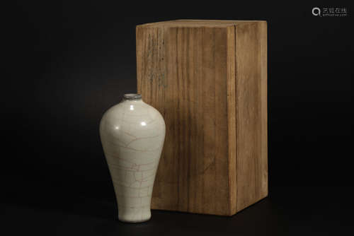 Official Kiln Plum Bottle in Song Dynasty