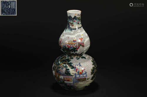 Famille rose character story gourd bottle in Qing Dynasty