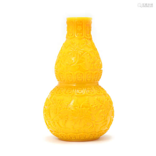 A Yellow Glass Interlocking Flowers Double Gourd-Shaped Vase