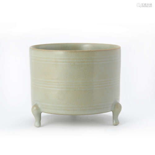 A Celadon Glaze String Pattern Tripod Vessel