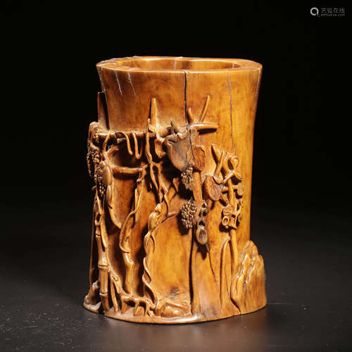 A Carved Boxwood Relief-Decorated Grapevines Brush Pot