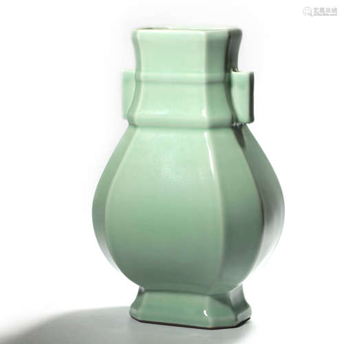 A Celadon Glazed Arrow Vase