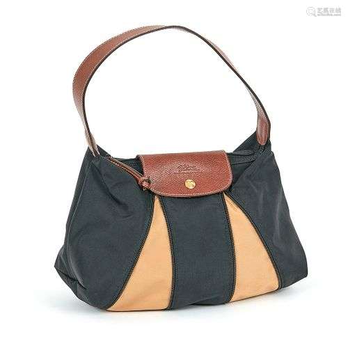 LONGCHAMP, Sac Pliage en toile noir et beige.