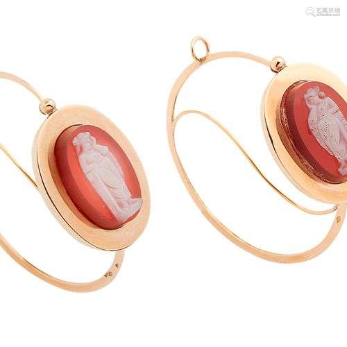 Paire de boucles d oreilles dites Poissardes en or jaune 18K...