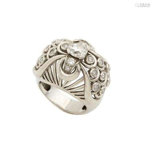 Bague Dôme en or gris 18K (750/°°), à décor ajouré stylisé, ...