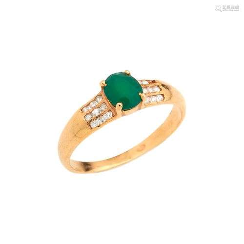 Bague en or jaune 18K (750/°°), ornée d une pierre verte, ép...