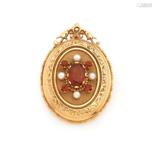 Broche ou pendentif ovale en or jaune 18K (750/°°), à decor ...