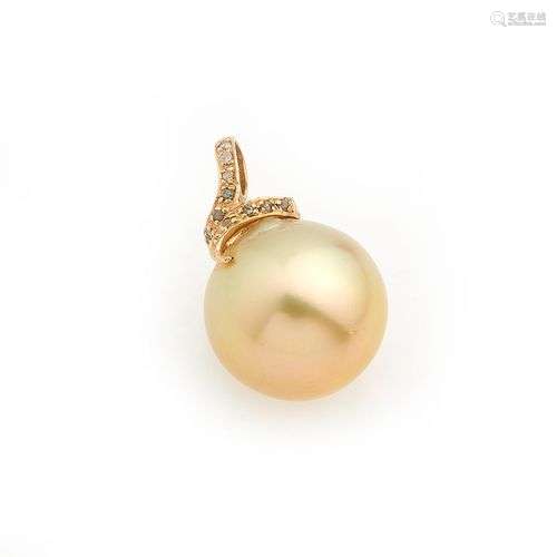 Pendentif en or jaune 14K (585/°°) retenant une perle des me...