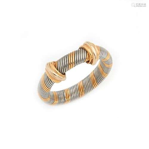 CARTIER, Bague en or jaune 18K (750/°°) et acier, formant un...