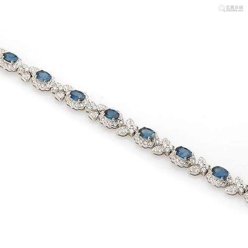 Bracelet ligne en or gris 18K (750/°°), composé de motifs fl...