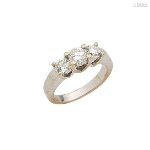 Bague en or gris 18K (750/°°), ornée de trois diamants taill...