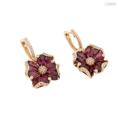 Paire de pendants d oreilles en or rose 18K (750/°°), figura...