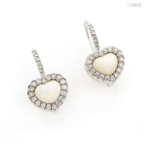 DIOR, Paire de boucles d oreilles Happy Birth en or gris 18K...