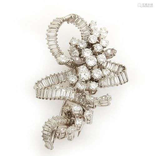 Important clip de revers en or gris 18k (750/°°) et platine,...