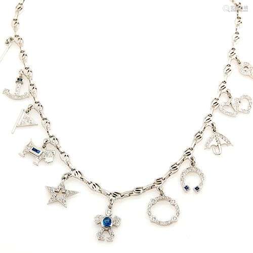 Collier en or gris 18K (750/°°), retenant 11 Charms en or gr...