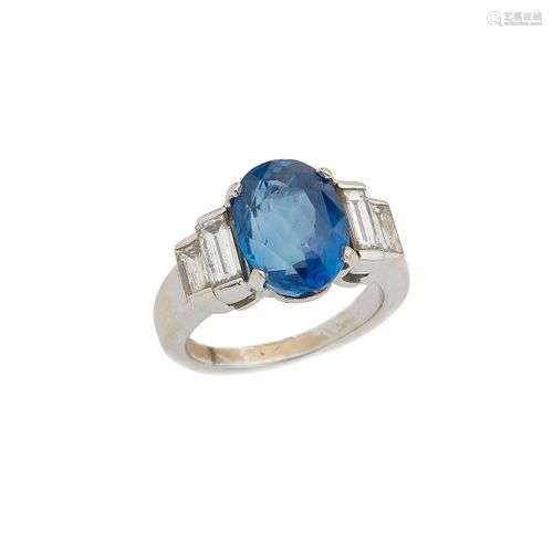 Bague en or gris 18K (750/°°), ornée d un saphir ovale (3 ct...