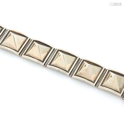 Bracelet en argent 800/°°, composé de six maillons pyramide....