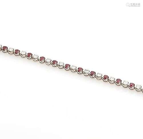 Bracelet ligne en or gris 18K (750/°°), orné de diamants tai...