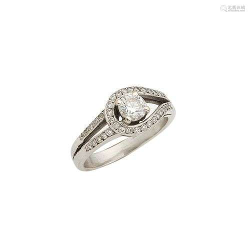 Bague en or gris 18k (750/°°), centrée d un diamant taille b...