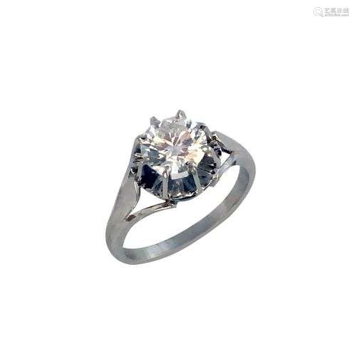 Bague en or gris 14K (585/°°), ornée d un diamant taille bri...