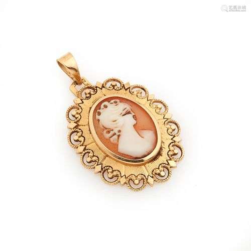 Pendentif ovale en or jaune 18K (750/°°), à décor stylisé, c...