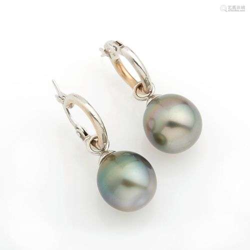 Paire de boucles d oreilles en or gris 18K (750/°°), retenan...