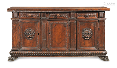 AN ITALIAN LATE 16TH/EARLY 17TH CENTURY CARVED WALNUT