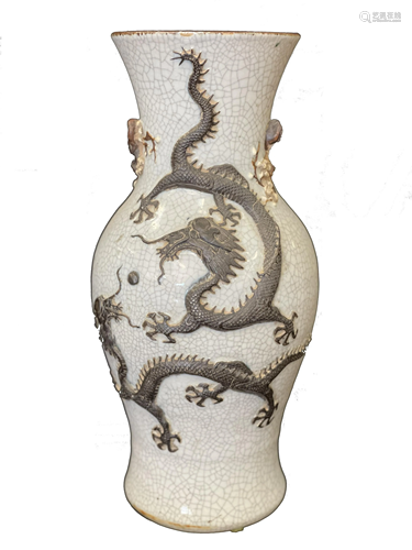 A Crackle Porcelain Vase, Qing Dynasty