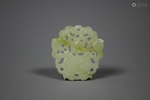 A Carved Hetian Jade Pendant, Qing Dynasty