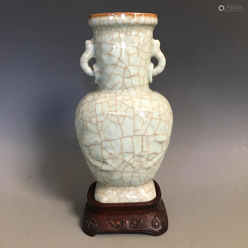 A Guan-Type Double-Handled Vase, Mid Qing Dynasty