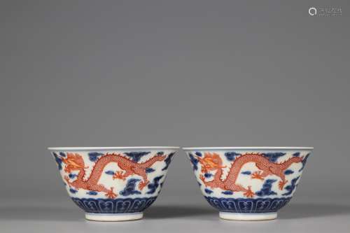 A pair of Qing Dynasty blue and white alum red dragon bowl