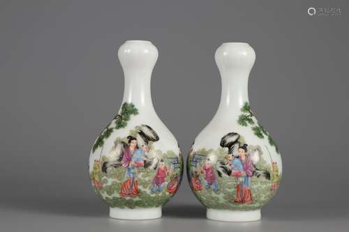 A pair of garlic bottles with pastel characters in the Qing ...