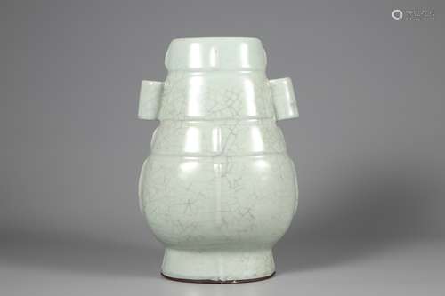 Ge glazed double ear bottle in Qing Dynasty