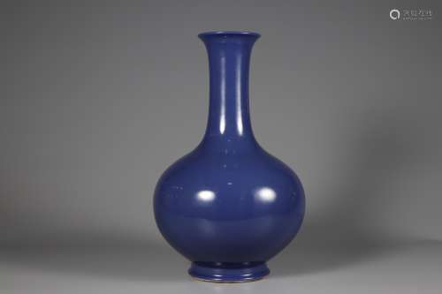 Blue glazed vase of Qing Dynasty