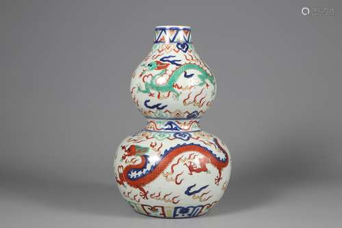 Colorful gourd bottle with dragon pattern in Ming Dynasty