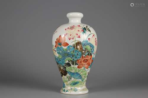 Pink flower and bird plum vase in Qing Dynasty