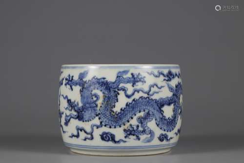 Cricket pot with blue and white dragon pattern in Ming Dynas...