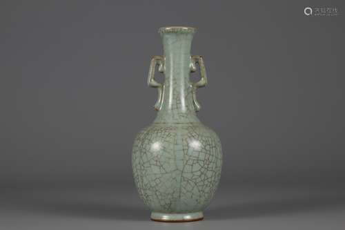 Ge glazed double ear straight bottle of Song Dynasty