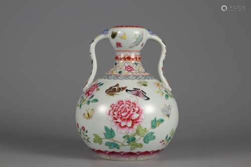 The garlic bottle with pink flower pattern in Qing Dynasty