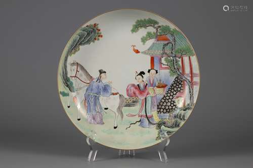 Story disc of characters painted with pastel gold in the Qin...