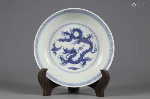 Blue and white dragon pattern plate of Ming Dynasty